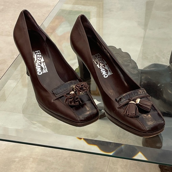 Ferragamo Ladies Leather Brown Tassel Croc 3” Block Heels Pumps 9.5 - Picture 2 of 14